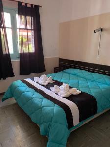 ラ・ファルダにあるHotel sol y sierrasのタオルが敷かれたベッドのある寝室