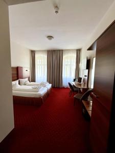 a hotel room with a bed and a desk at Hotel Schwibbogen Altstadt & Appartements in Görlitz +37 photos