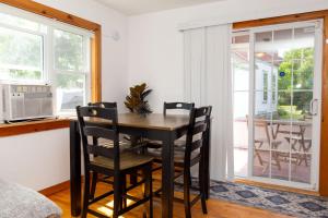 ein Esszimmer mit einem Tisch und zwei Stühlen in der Unterkunft Entire 1 Bdrm house 5 mins from NWMC and DwnTwn in Saint Albans