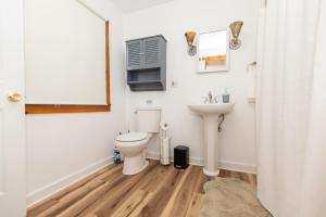 ein Badezimmer mit Toilette und Waschbecken in der Unterkunft Entire 1 Bdrm house 5 mins from NWMC and DwnTwn in Saint Albans