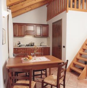 cocina con mesa de madera y armarios de madera en Il Castagneto, en Teolo