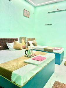 Una cama o camas en una habitación de U S residency 31 fotos más