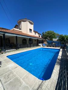 ラ・ファルダにあるHotel sol y sierrasの家の前のプール