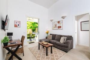 TV a/nebo společenská místnost v ubytování Buendía Lux Mango Suite Stylish Retreat with Pool Near Beach