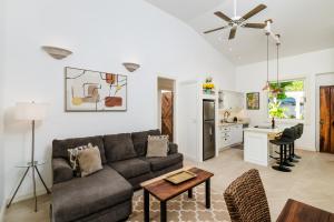 Posezení v ubytování Buendía Lux Mango Suite Stylish Retreat with Pool Near Beach