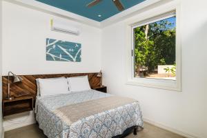 Postel nebo postele na pokoji v ubytování Buendía Lux Mango Suite Stylish Retreat with Pool Near Beach + 34 fotografií