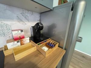 Příslušenství pro přípravu čaje a kávy v ubytování Rosina's Little Apartment