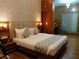 a bedroom with a large bed with a large screen at Hotel Zion Inn, Cantonment, Varanasi in Varanasi +100 photos