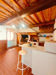 RinecchiにあるCasa Isabella- Barbecue, Giardinoのキッチン(カウンター、スツール付)