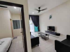 TV a/nebo společenská místnost v ubytování EcoPutra Stay