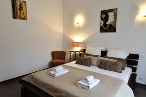 une chambre avec un lit avec des serviettes dessus dans l'établissement Villa Lili Rose - Jacuzzi et Rivière à 3 min à pieds, à Zonza