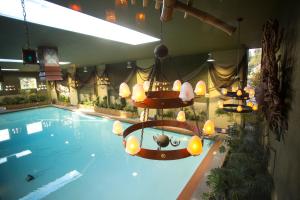 una grande piscina con luci sospese sopra di McMenamins Anderson School a Bothell