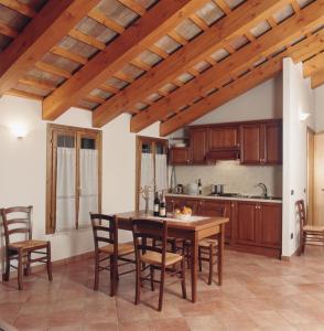 cocina con mesa de madera y sillas en Il Castagneto, en Teolo