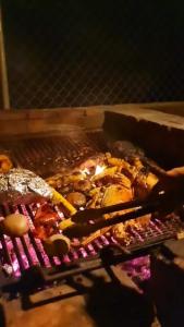 uma pessoa está cozinhando comida em uma grelha em Romantic Refuge under the Stars, Villa BellaVista em Tamboril
