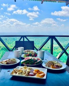 uma mesa com vários pratos de comida sobre ela em Romantic Refuge under the Stars, Villa BellaVista em Tamboril