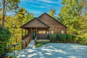 Zahrada ubytování Hanky Panky - Romantic Retreat with Indoor Jetted Tub, Outdoor Hot Tub + Pool Table