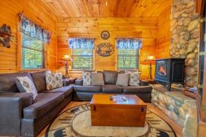 Posezení v ubytování Hanky Panky - Romantic Retreat with Indoor Jetted Tub, Outdoor Hot Tub + Pool Table