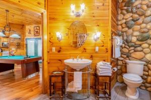 Koupelna v ubytování Hanky Panky - Romantic Retreat with Indoor Jetted Tub, Outdoor Hot Tub + Pool Table + 44 fotografií