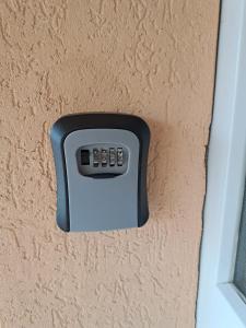 einer Fernbedienung an der Wand in der Unterkunft Apartman Vučedolski san in Vukovar