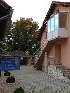 ein Gebäude mit einem Schild davor in der Unterkunft Apartman Vučedolski san in Vukovar