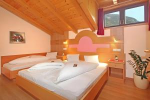 En eller flere senge i et værelse på Appartements Obermairhof