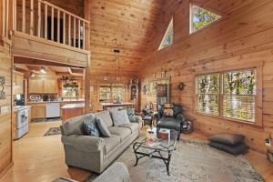 un salon avec un canapé et une table dans l'établissement Timber Lodge, à Todd