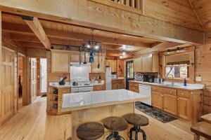 - une cuisine avec des placards en bois et un îlot dans une cabine dans l'établissement Timber Lodge, à Todd 78 autres photos