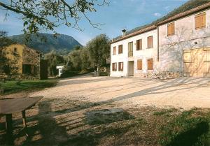 a building with a bench in front of it at Il Castagneto in Teolo