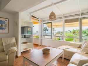 een woonkamer met een bank en een tafel bij Nueva Suecia By CanariasGetaway in San Agustin