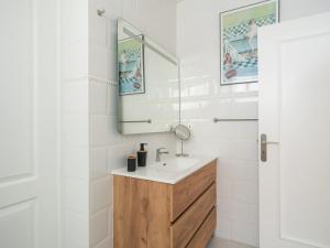 een badkamer met een wastafel en een spiegel bij Nueva Suecia By CanariasGetaway in San Agustin +60 foto's