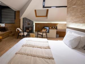 1 dormitorio con 2 camas y chimenea en Verona Ağva, en Sile 64 fotos más