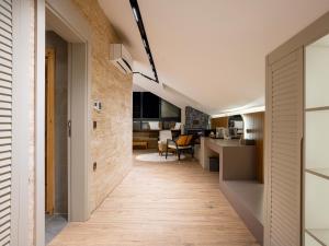 Un pasillo que conduce a la cocina y al salón de una casa. en Verona Ağva, en Sile