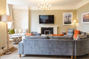 a living room with a couch and a fireplace at 30 Frenchgate in Richmond