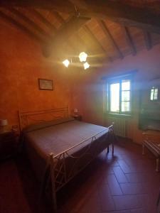 モンテ・サン・サヴィーノにあるCasolare il Moroの窓のある部屋にベッドがある寝室
