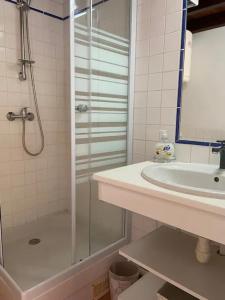 Ένα μπάνιο στο Studio moderne vue mer à Les Trois-Îlets 20 m²