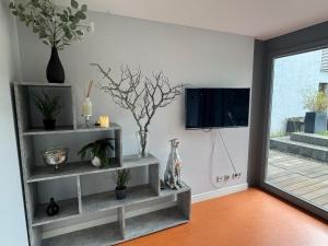 a living room with a tv on a wall at Ruhe und Living in Unterraderach