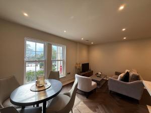 Χώρος καθιστικού στο Modern 1BR 1BA Apartment in Chigwell - CHCL F5