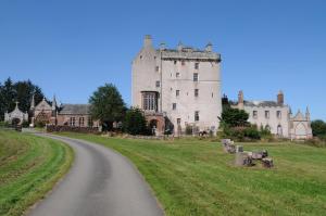 Foggiehoose based near Turriff Huntly Banff في Aberchirder: طريق أمام قلعة على تلة