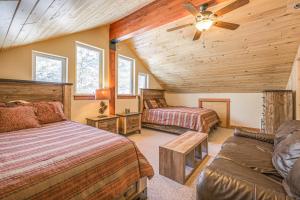 パゴサ・スプリングスにあるPagosa Springs Family Retreat with Game Room and Viewsのベッド2台とソファのある寝室