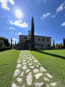 a stone path in front of a house at Villa Tiberini Wine Relais in Osteria Delle Noci