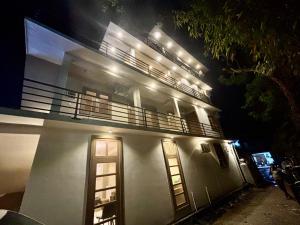 El edificio en el que está el hotel 20 fotos más