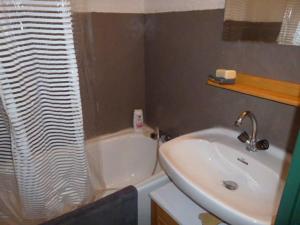 un baño con lavabo y bañera en beau duplex marmotiere, en Risoul 11 fotos más