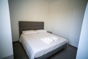 un letto bianco con due cuscini bianchi di 15 Nevoso Palace a Milano