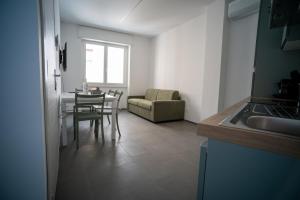 una cucina e una sala da pranzo con un tavolo e un divano di 15 Nevoso Palace a Milano