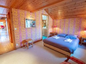 a bedroom with a bed in a room with wooden walls at Spacieux Duplex en Centre Station avec Balcon et Wi-Fi - FR-1-688-35 in Méribel