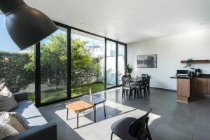 a living room with a couch and a table at Bosques Vallarta Family in Guadalajara