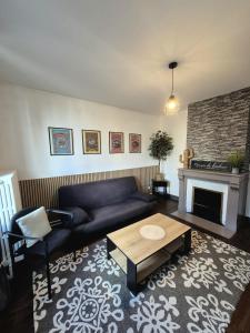 a living room with a couch and a fireplace at Chez les Poilus in Verdun