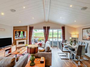 una sala de estar con un sofá y una mesa en 3 Bed in Cavers 96267, en Briery Yards