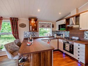 una cocina con una isla de madera en el centro en 3 Bed in Cavers 96267, en Briery Yards