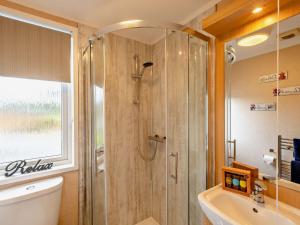 Un baño con ducha, inodoro y lavabo. en 3 Bed in Cavers 96267, en Briery Yards 26 fotos más